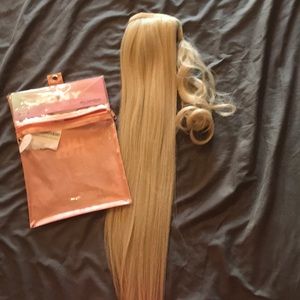 Insert Name Here ponytail Miya-vanilla blonde